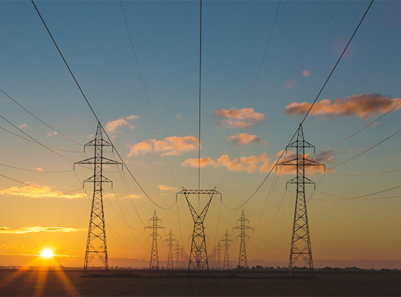 Stromleitungen bei Sonnenuntergang